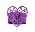 Détail d'un rond de serviette cœur violet foncé avec découpes laser et motifs volutes - Violet foncé