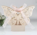 Detail der lasergeschnittenen Schmetterling-Hochzeitsbox mit cremefarbenem Papier - Champagner