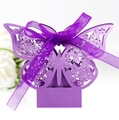 Elegante lila lasergeschnittene Schmetterling Hochzeitsbox mit Satinband auf Blumenhintergrund - Dunkelviolett