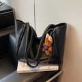 Bolso tote negro minimalista en cuero suave con un lindo colgante de oso de peluche - Con Colgante / Negro