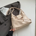 Sac bandoulière beige en cuir texturé avec bandoulière réglable et logo doré - Sans Pendentif / Blanc Cassé