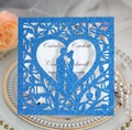 Détail de l'invitation de mariage bleue à paillettes découpée au laser avec cœur - Bleu royal