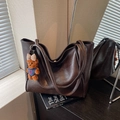 Bolso tote vintage marrón oscuro con colgante de osito y correas largas para el hombro - Con Colgante / café