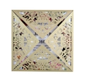 Dettaglio del pizzo tagliato al laser su invito di nozze quadrato dorato con fiori - Beige Oro