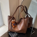 Bolso tote retro marrón de gran capacidad con colgante de oso en cuero suave de calidad - Con Colgante / Marrón