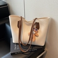 Creamy white vintage tote bag in PU leather with brown handles and a bear charm accessory - Off White
