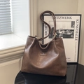 Vintage brown faux leather shoulder bag with gold rings and chic retro tote styling - No Pendant / Brown
