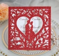 Détail de l'invitation de mariage rouge pailletée découpée au laser avec cœur et couple - Rouge