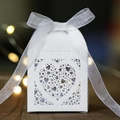 Europäische lasergeschnittene weiße Hochzeits-Geschenkbox mit Herzmuster und Schleife - Weiß
