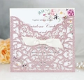 Detalle de invitación de boda con purpurina rosa dorada cortada por láser y lazo blanco - Rosa con Purpurina