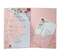Motif dentelle découpé au laser sur invitation de mariage rose avec carte RSVP - Style Rose