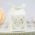 Eleganter lasergeschnittener Hochzeitskarton in Creme mit Herzmuster und Satinband-Schleife - Elfenbein
