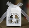 Λεπτομέρεια από λευκό κουτί δώρου laser-cut με μπαλαρίνα και κορδέλα οργάντζας - Λευκό