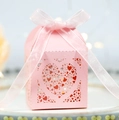 Rosa herzförmige lasergeschnittene Hochzeits-Geschenkbox mit zarter rosa Schleife - Rosa