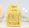 Detail der lasergeschnittenen Hochzeits-Süßigkeitenbox in Gold mit floralen Mustern - Gold