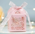 Scatola di caramelle nuziale rosa tagliata al laser con nastro bianco e finitura perlata - Rosa