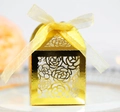 Goldene lasergeschnittene Hochzeits-Geschenkbox mit einer eleganten Seidenschleife - Reflektierendes Gold
