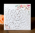 Invito di nozze elegante con intaglio laser a cuore e inserto floreale su legno - Bianco