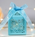 Détail d'une boîte cadeau bleue découpée au laser avec motifs floraux et ruban satiné - Bleu Tiffany