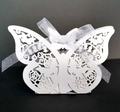 Laserschnitt Schmetterling Gastgeschenk Box mit Blumenmuster und Organza Schleife in Weiß - Weiß