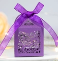Détail de la dentelle découpée au laser et du ruban violet sur une boîte de mariage - Violet foncé