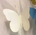Nahaufnahme weißer 3D-Schmetterling Wanddeko aus Papier mit hohl geschnitzten Flügeln - Elfenbein
