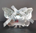 Elegante lasergeschnittene Schmetterling-Hochzeitsbox aus Silberkarton mit Schleife - Reflektierendes Silber