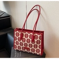 Dettaglio della borsa da sposa rossa con jacquard festivo a doppia felicità e finiture in pelle - Stile con Motivo Rotondo (Style 2)