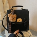 Zwarte mat leren mini rugzak met schattige beer hanger en dierenborduurwerk - Zwart (Met Hanger)
