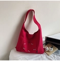 Dettaglio di una borsa tote in tela rossa con ricamo TELN e tasca frontale con fibbia - Rosso