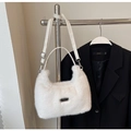 Détail du sac à bandoulière en peluche blanche avec sangle en cuir et plaque logo métal - Blanc