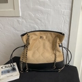 Sac fourre-tout matelassé en daim kaki avec garniture en cuir noir et bandoulière chaîne - Kaki