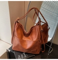 Detalle de bolso tote grande vintage en cuero PU caramelo mostrado a través de un espejo - Marrón