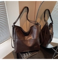Detalle del bolso hobo vintage marrón oscuro con bolsillo frontal y correa ajustable - Marrón