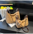Detalle de bolsos bandolera de ante marrón con cadenas plateadas y ositos suaves - Grande / Caqui