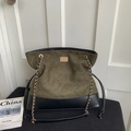 Sac cabas matelassé en daim vert olive et cuir noir avec bandoulière chaîne - Vert