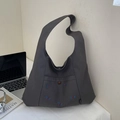 Borsa tote in tela grigio scuro con ricamo di lettere TELN e ampia tracolla minimalista - Marrone Scuro