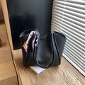 Borsa tote in pelle martellata nera con sciarpa decorativa in seta geometrica - Nero