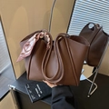 Borsa tote in pelle martellata marrone scuro con apertura a onde e sciarpa di seta stampata - Marrone