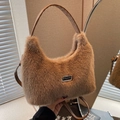 Sac hobo marron en fausse fourrure avec bandoulière cuir et logo argenté - Kaki