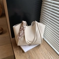 Grande borsa shopper bianco avorio in pelle martellata con foulard decorativo in seta rosa - Bianco Sporco