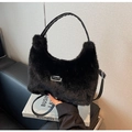 Sac hobo en fausse fourrure noire avec plaque en métal et bandoulière en cuir - Noir
