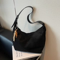 Sac hobo en daim noir avec des perles bohèmes colorées sur une bandoulière en cuir - Noir (Avec Pendentif)