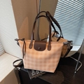 Sac cabas à carreaux beige avec détails en cuir marron et bandoulière amovible - Kaki