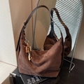Sac hobo marron foncé en suédine avec breloque en perles de bois et bandoulière - Café (Avec Pendentif)
