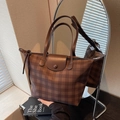 Grand sac cabas à carreaux marron avec poignées et fermeture à rabat en cuir - Marron
