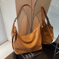 Sac hobo en daim marron avec pendentif en perles de bois et plis naturels - Marron (Avec Pendentif)