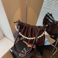 Bolso de cuero plisado marrón oscuro con cadena de perlas elegante y detalle de cordón - Marrón