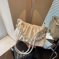 Bolso bandolera plisado beige con textura de cocodrilo y cadena decorativa de perlas - Blanco