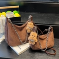Set de bolso bandolera de ante marrón con cadena plateada y colgante de osito - Grande / café